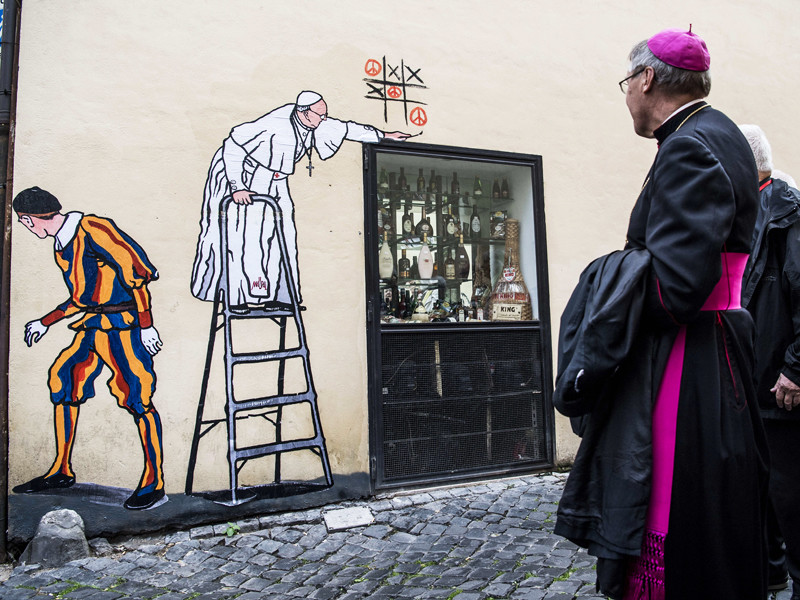 В Италии смыли граффити про Папу Римского