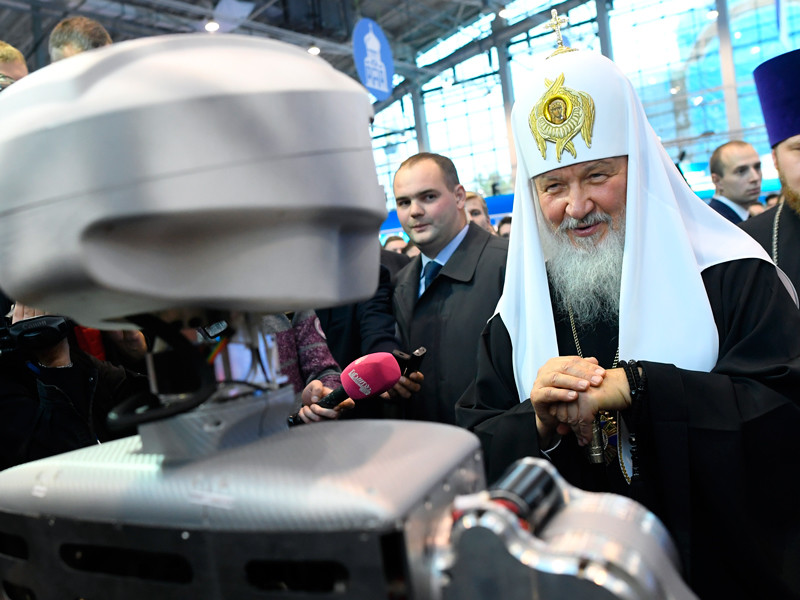 Научный тренд в политике РПЦ: патриарх Кирилл встретился с роботом Федором, созданным для работы в космосе