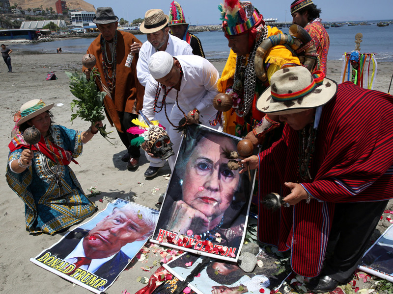 Перуанские шаманы устроили ритуал с портретами Клинтон и Трампа для предсказания итога выборов в США