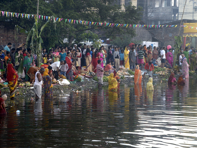 Более 20 человек погибли в Индии во время праздника поклонения богу солнца