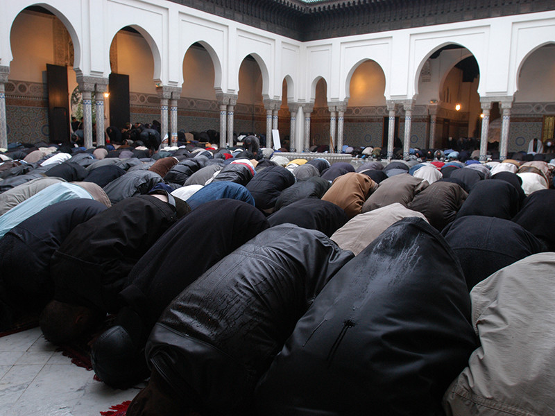 Министр внутренних дел Франции Бернар Казнев распорядился закрыть четырех мечети под Парижем, которые занимались пропагандой радикальной идеологии
