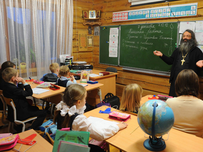 В столичной школе вместо второго иностранного языка втихомолку внедрили изучение православия