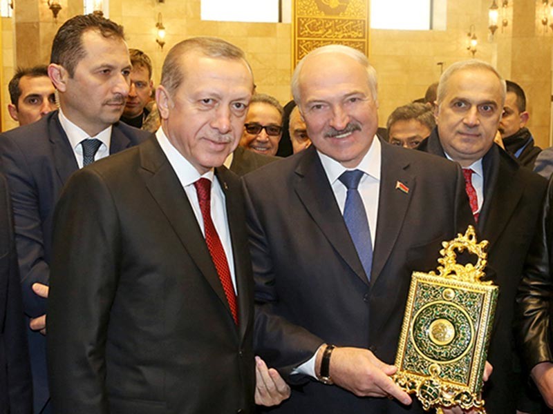 Кафир Лукашенко, поцеловавший Коран на открытии мечети в Минске, заявил, что должен был это сделать вслед за другом Эрдоганом