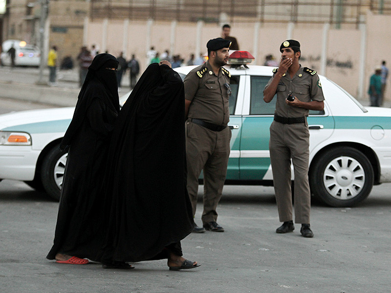 В Саудовской Аравии полиция арестовала женщину за фото в Twitter без абайи