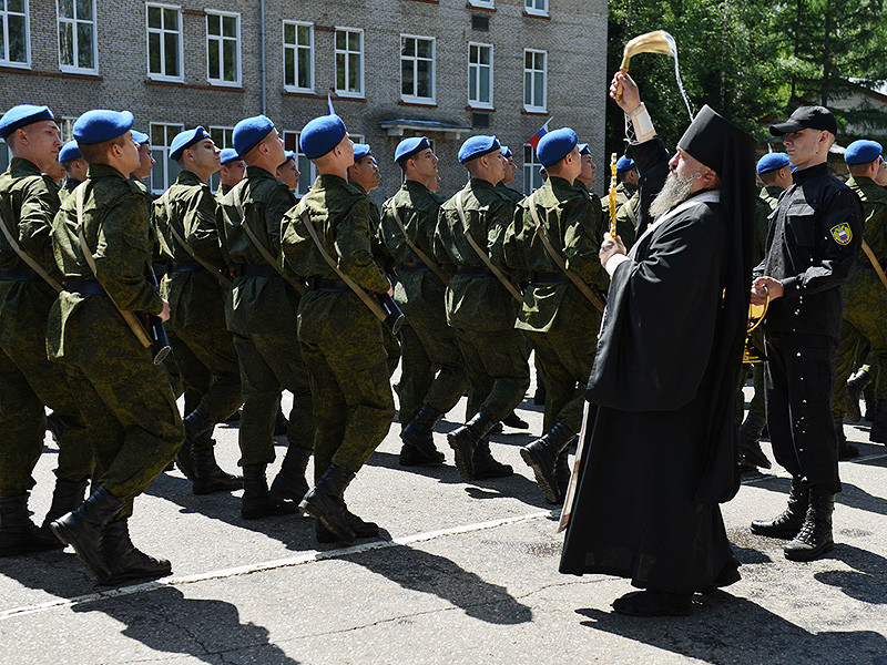 Среди различных общественных институтов наибольшую поддержку и одобрение россияне выражают по отношению к армии и церкви
