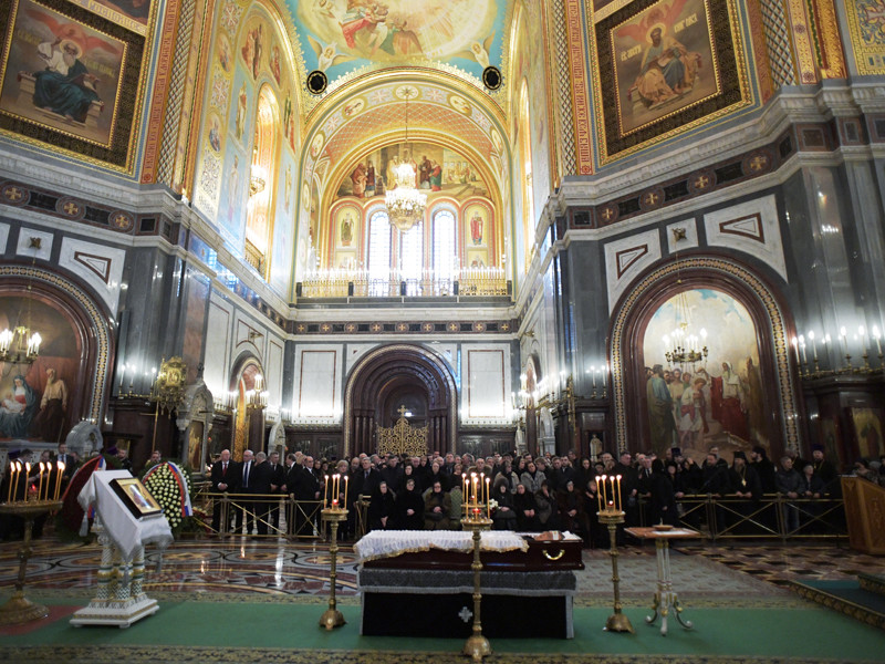 Патриарх Кирилл отпевает в храме Христа Спасителя погибшего в Турции посла Карлова