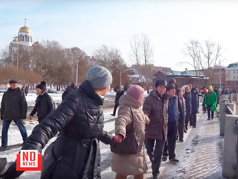 "Обними пруд": екатеринбуржцы провели акцию против строительства храма на воде
