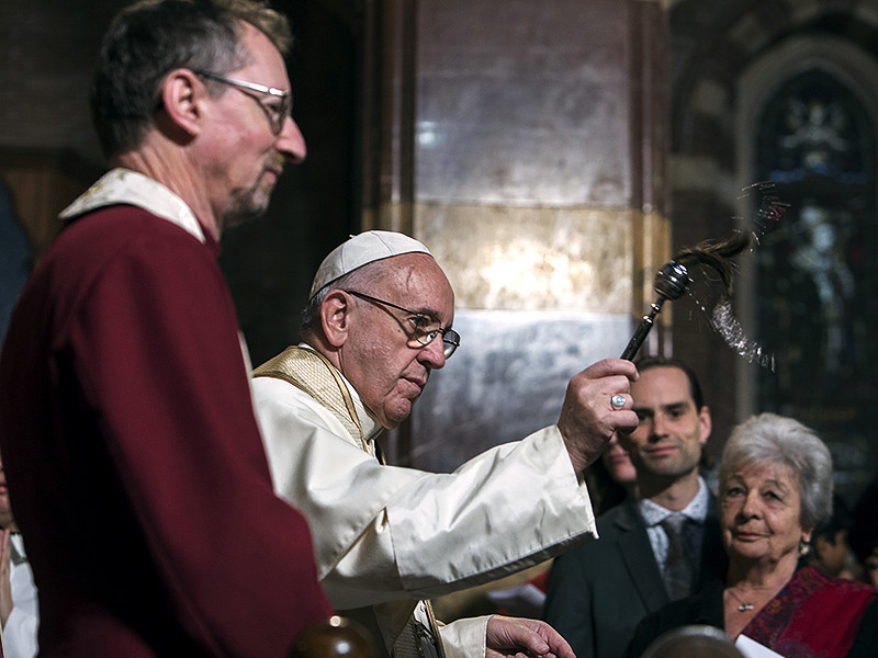 Папа Франциск совершил совместную молитву с главой Англиканской церкви в Европе Робертом Иннесом в церкви Всех Святых