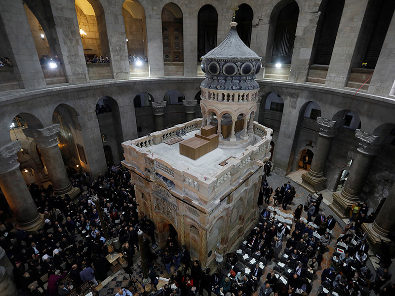 В Храме Гроба Господня в Иерусалиме вновь открылась для доступа посетителей Кувуклия - купольная часовня, заключающая в себе Гроб Господень, величайшую христианскую святыню