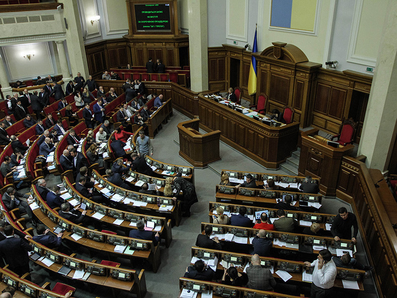 Верховная Рада отложила рассмотрение законопроектов, чреватых запретом УПЦ МП, после "молитвенного стояния" ее сторонников