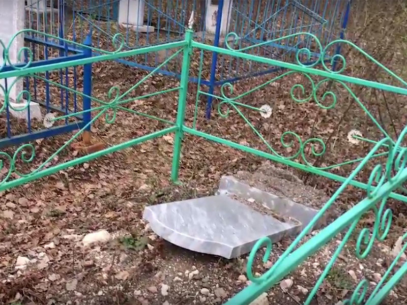 На мусульманском кладбище в деревне Васюково Зеленодольского района Татарстана снова были повалены десятки надгробий