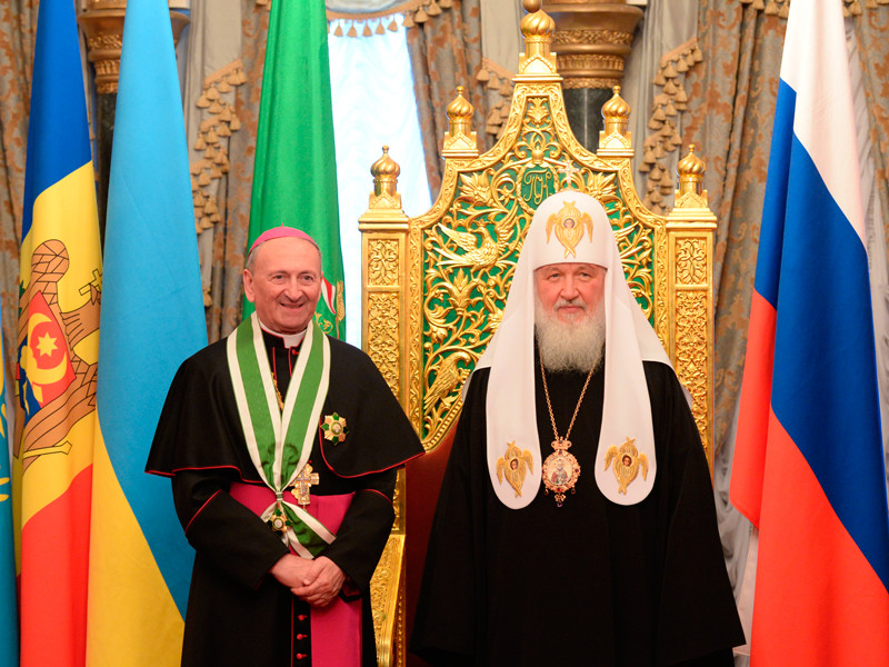 Архиепископ Бари Франческо Какуччи (слева) и Патриарх Московский и всея Руси Кирилл в Москве
