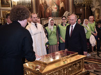 Президент Владимир Путин вечером 24 мая приехал в Храм Христа Спасителя и приложился к мощам святителя Николая Чудотворца, а после поставил свечку к иконе этого святого