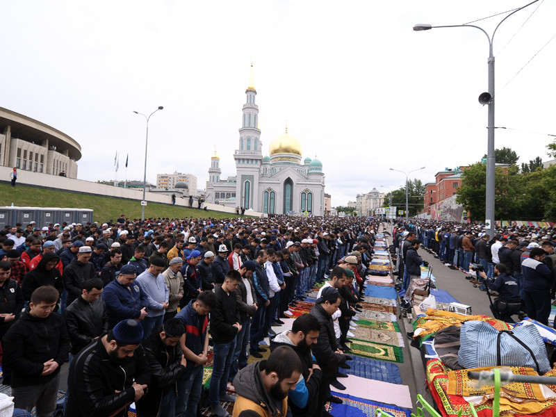 Более ста тысяч мусульман отметили Ураза-Байрам на улицах и в мечетях Москвы