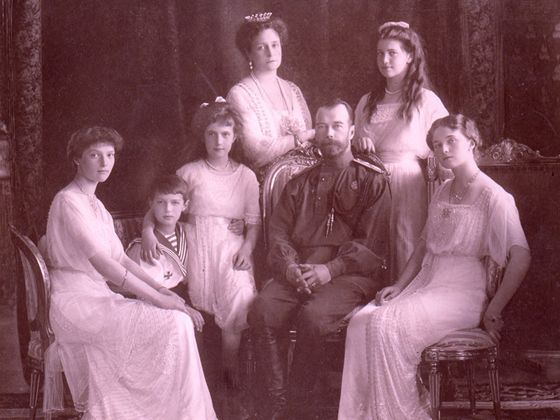 Последний российский император Николай II отрекся от престола 2 марта 1917 года. Вместе с семьей он был расстрелян в ночь с 16 на 17 июня 1918 года в Екатеринбурге