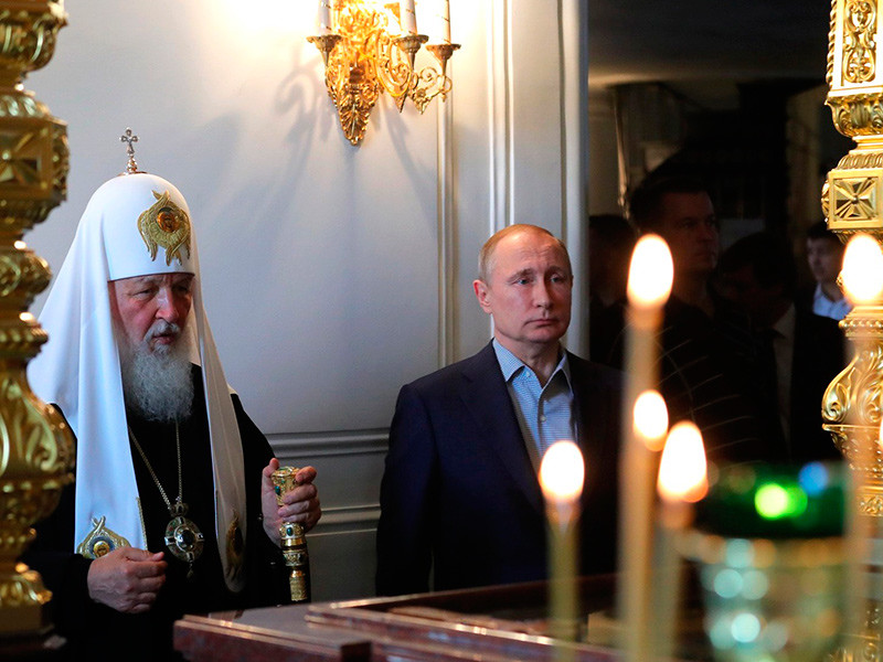 Священник рассказал, что было в "красной коробке", привезенной спутником или спутницей Путина на Валаам