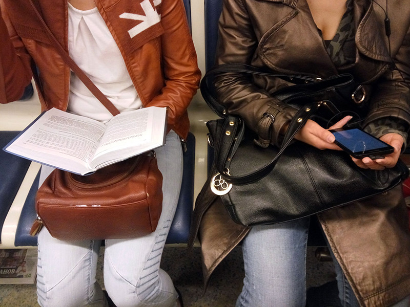 Пассажиры в метро, пользующиеся общественным WiFi, по утрам чаще всего ищут в интернете тексты молитв и сонники