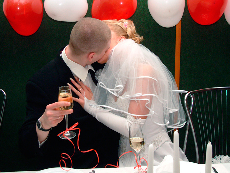 Многие россияне считают тамаду и дискотеку на свадьбе важнее венчания, выяснили социологи

