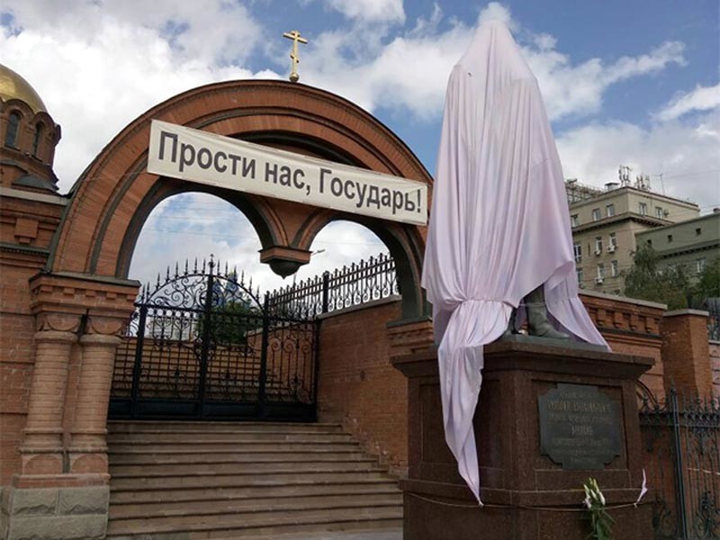 Настоятель новосибирского собора возложил вину за нападение на памятник Николаю II на мэра-коммуниста