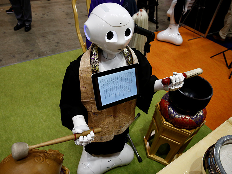 Местная фирма Nissei Eco внесла изменения в программный код популярного человекоподобного робота (андроида) Pepper, благодаря чему он смог "освоить" новую профессию - буддийского священника