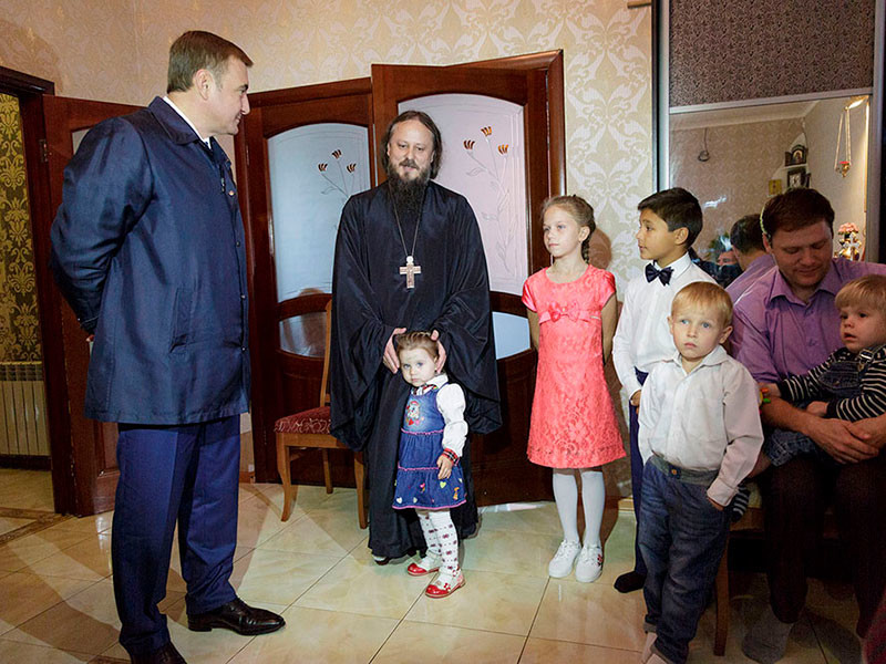Губернатор Тульской области Алексей Дюмин 6 сентября навестил семью монашествующего священника Александра Канубрикова, усыновившего 17 детей