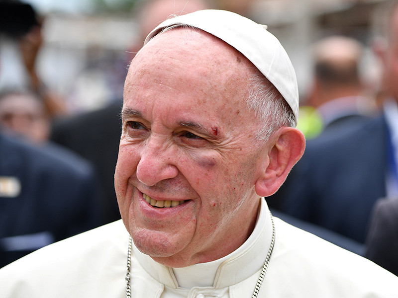Папа Франциск приехал убеждать колумбийцев закончить войну в забрызганной кровью сутане
