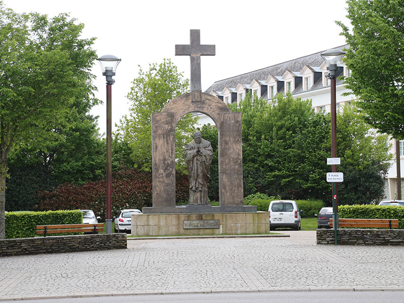 Польша расценила как "чрезвычайное" решение французских властей об удалении креста с памятника Папе Римскому Иоанну Павлу II в коммуне Плоэрмель в Бретани