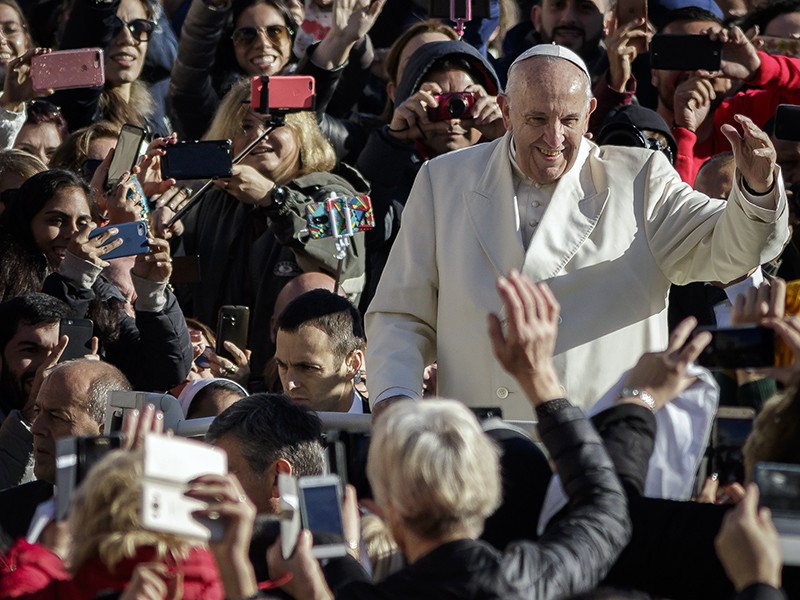 Папа Римский Франциск упрекнул верующих, в том числе священнослужителей и епископов, за использование смартфонов во время мессы. Он сказал, что очень огорчается, когда молящиеся отвлекаются от богослужения для того, чтобы сделать фото
