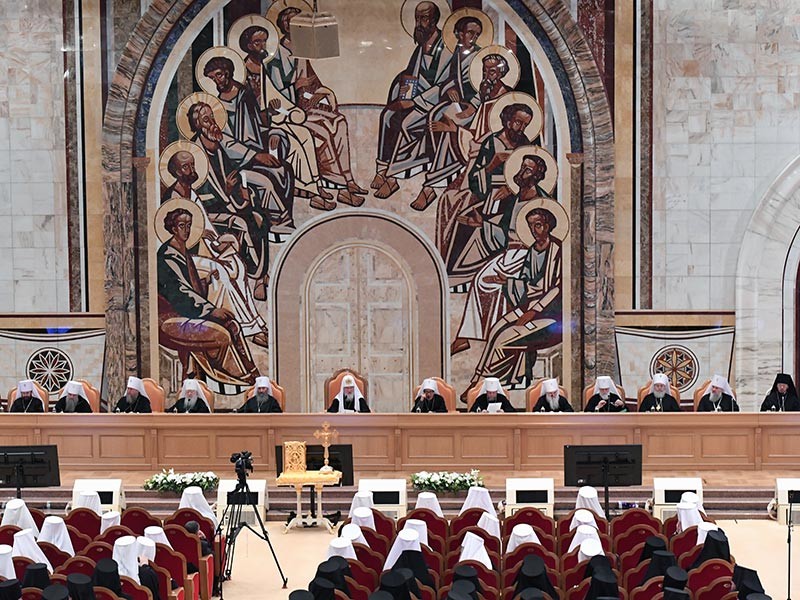 Начавшийся в среду, 29 ноября, Архиерейский собор РПЦ не примет окончательного решения, признавать ли "екатеринбургские останки" царскими, до завершения всех исследований и экспертиз


