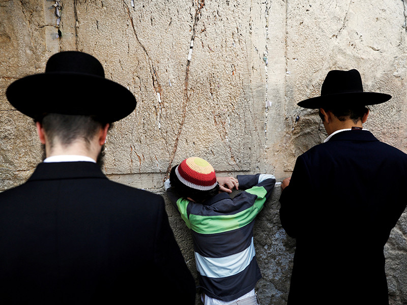 В четверг, 28 декабря, тысячи израильтян пришли к Стене плача в Иерусалиме, чтобы поучаствовать в коллективной молитве о ниспослании дождя