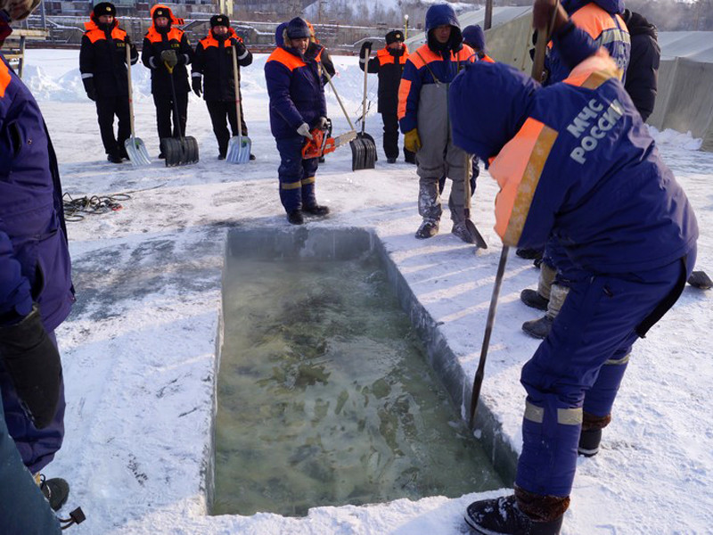 Специалисты МЧС России проводят подготовку и осмотр мест крещенских купаний