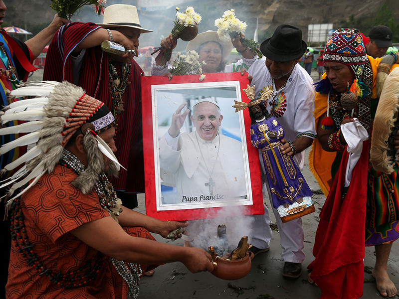 Перуанские шаманы приложили все усилия для того, чтобы визит папы римского Франциска в страну прошел удачно. 17 января, они собрались на пляже в Лиме, чтобы провести специальные ритуалы, которые должны придать понтифику сил в непримиримой борьбе с педофилами