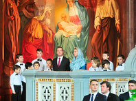 В РПЦ объяснили, зачем священнику понадобился наушник спецсвязи на рождественском богослужении с участием Медведева