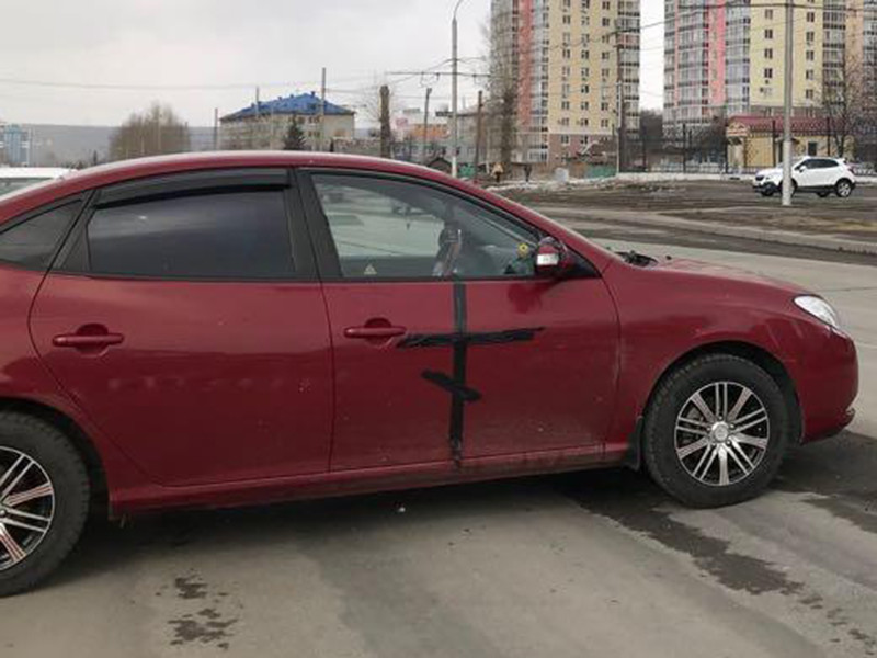 В Кемерово горожан переполошил автомобиль красного цвета, припаркованный кем-то прямо поперек проезжей части