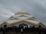 В столице Казахстана Астане открылась первая в стране мечеть, энергию для которой предоставляют размещенные рядом с ней солнечные батареи