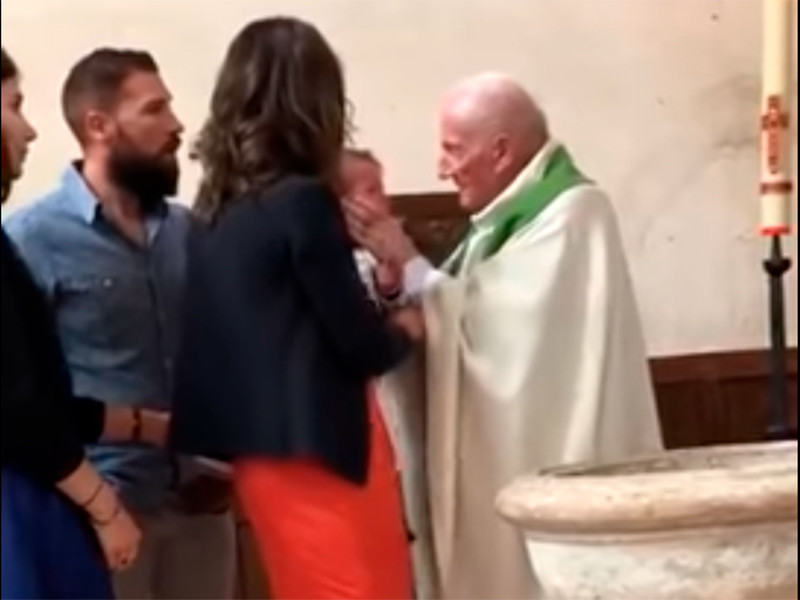 Во Франции священник, ударивший ребенка во время крещения, решил закончить служение