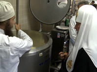 В декабре 2015 года сообщалось о начале поставок твердых сыров под маркой "Монастико"