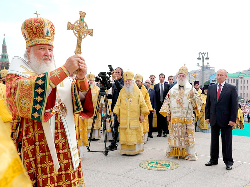 1030-летия крещения Руси: Путин прошел крестным ходом к памятнику своему тезке - "святому, воину, созидателю и творцу"
