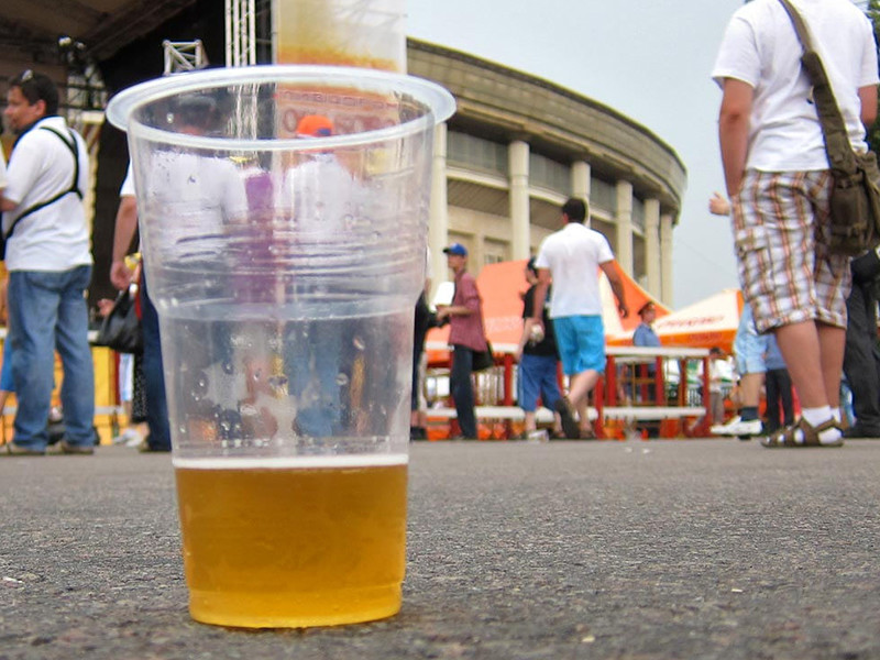 В РПЦ против возвращения пива на стадионы: "Православный не значит пьяный"