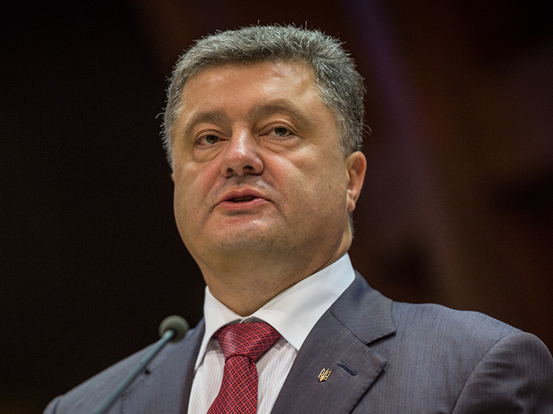 Президент Украины Петр Порошенко предложил покончить с существованием в стране "российской церкви", которая, по его словам, "освящает гибридную войну" РФ против Украины