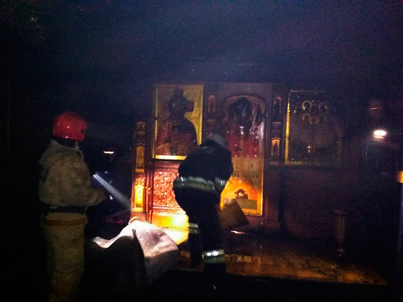В Свердловской области загорелся храм на Ганиной Яме
