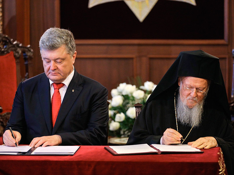 Президент Украины Петр Порошенко и Константинопольский патриарх Варфоломей подписали соглашение о сотрудничестве и взаимодействии между республикой и Вселенским патриархатом
