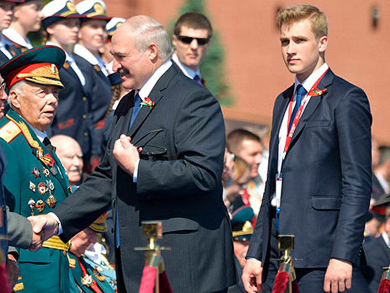 Александр Лукашенко вместе с сыном Николаем на Параде Победы, Москва, 24 июня 2020 года