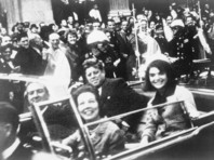 Джон Кеннеди в президентском лимузине, за несколько секунд до убийства