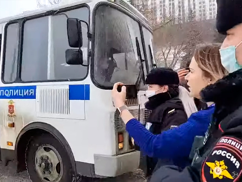 Полиция задерживает людей на форуме "Объединенных демократов"