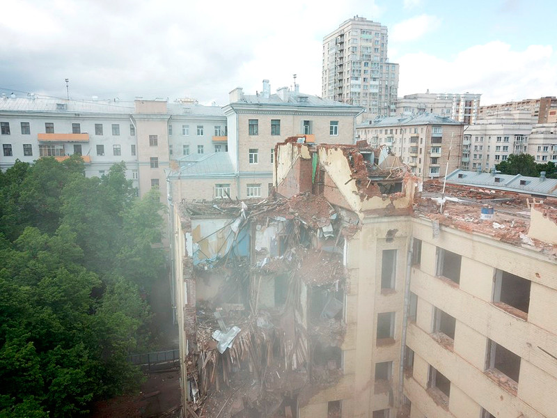 Вид с квадрокоптера на снос расселенного жилого дома на Русаковской улице по программе реновации столичного жилфонда
