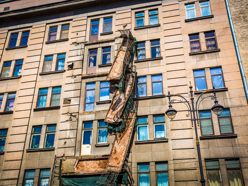 Обрушение балконов дома 20 по Кирочной улице Петербурга, май 2020 года
