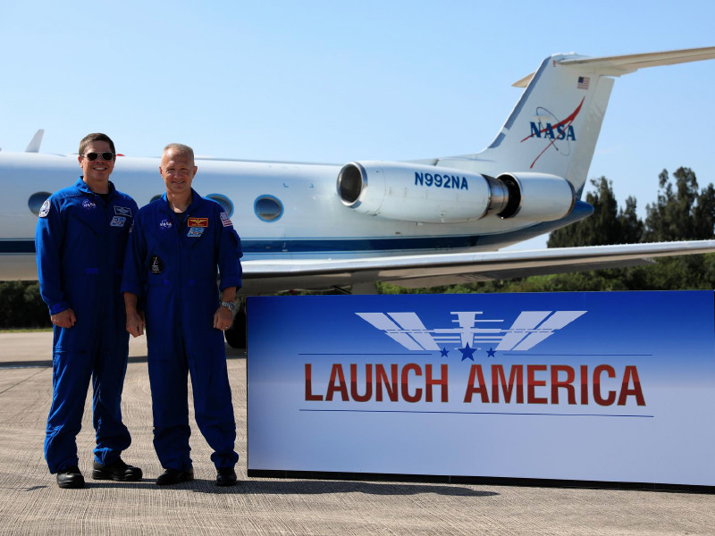 Астронавты NASA Боб Бенкен и Даг Хёрли 20 мая прибыли на космодром на мысе Канаверал (штат Флорида) с которого 27 мая им предстоит отправиться на Международную космическую станцию (МКС)