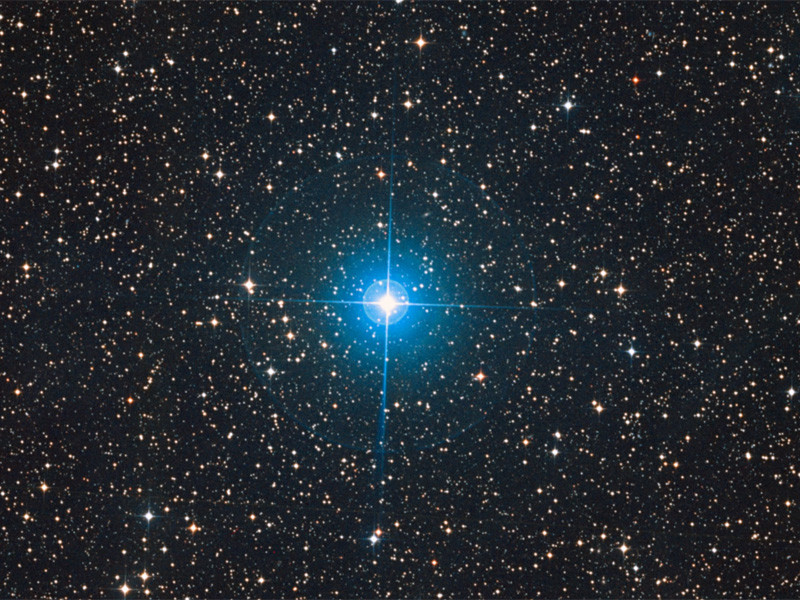 Европейские и американские астрономы выяснили, что гигантская звезда HR6819 в созвездии Телескопа на самом деле представляет собой сразу три разных объекта, один из которых - это ближайшая к Земле черная дыра, расположенная на расстоянии в тысячу световых лет от нашей планеты