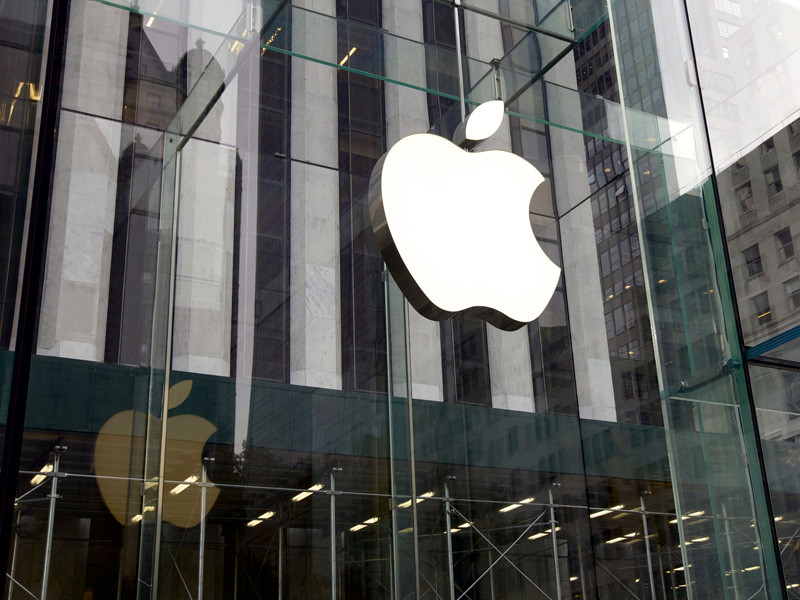 Генпрокурор США Уильям Барр и директор ФБР Кристофер Рэй выступили с резкой критикой политики компании Apple по защите данных пользователей смартфонов iPhone